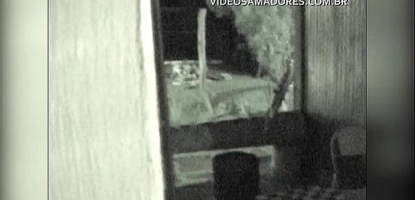  Durante encontro de amigos, casal se afasta discretamente para foder, mas é descoberto